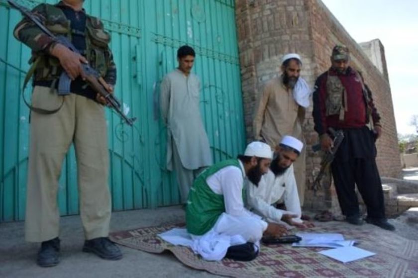Los talibanes de Pakistán matan a dos policías que custodiaban a los equipos de censo