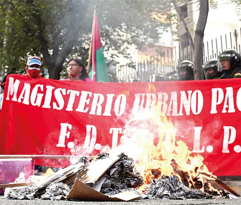 Los maestros anuncian bloqueos de carreteras
