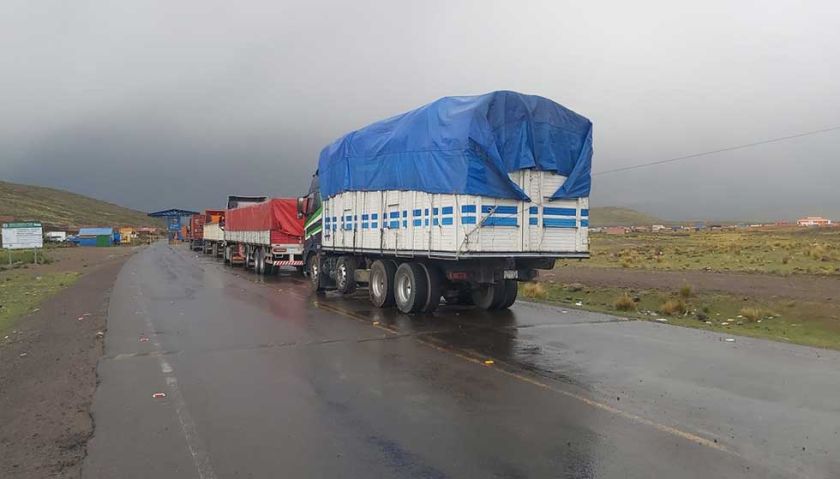 Campesinos mantienen bloqueos y piden hablar con el presidente