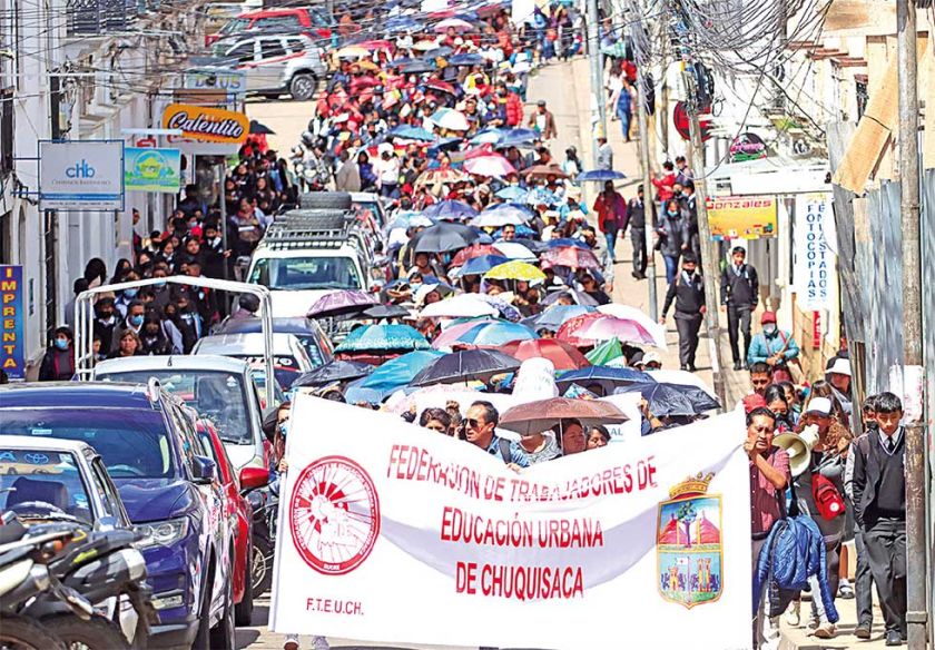 Maestros van a bloqueos sin suspensión de clases