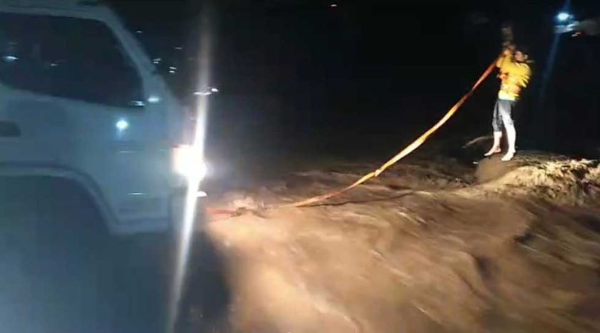 Imponente riada atrapa a tres autos y rescatan  a un joven en Villazón