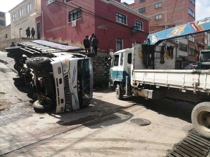 Posible falla en el sistema de frenos provoca un vuelco de un camión