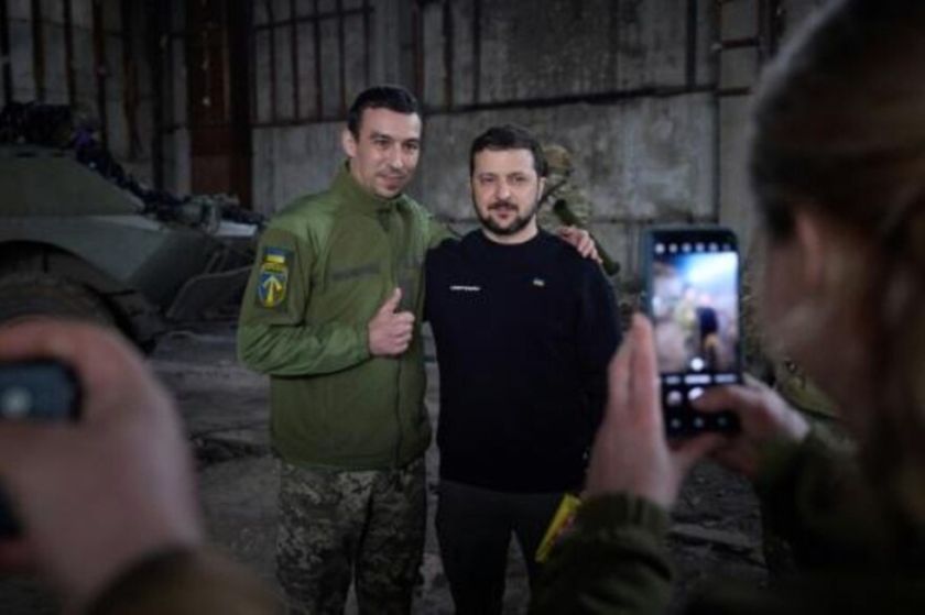 El presidente ucraniano Zelenski visita Bajmut, tras la partida de Xi de Rusia