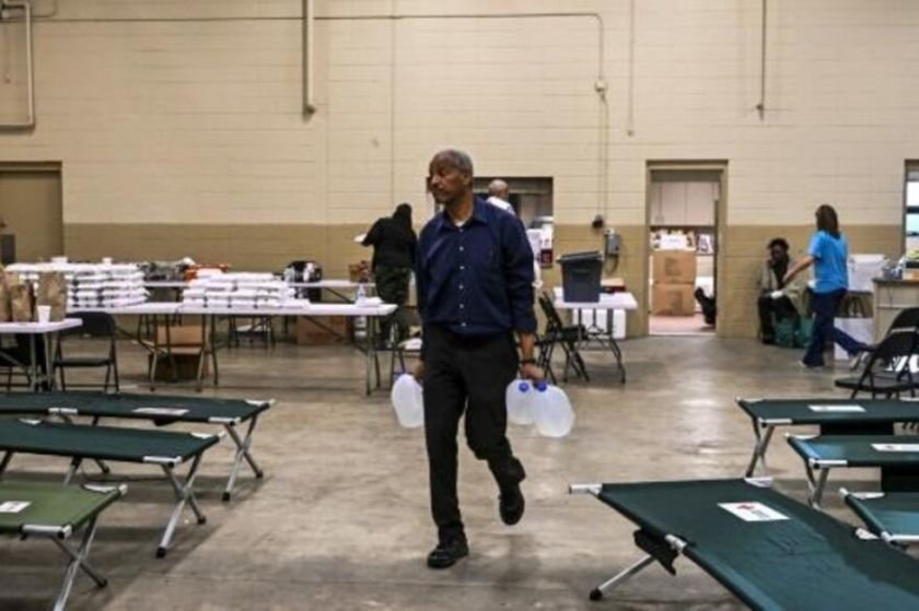 En Misisipi, EEUU, hay "zona de guerra" tras el paso de un tornado y organizan la ayuda