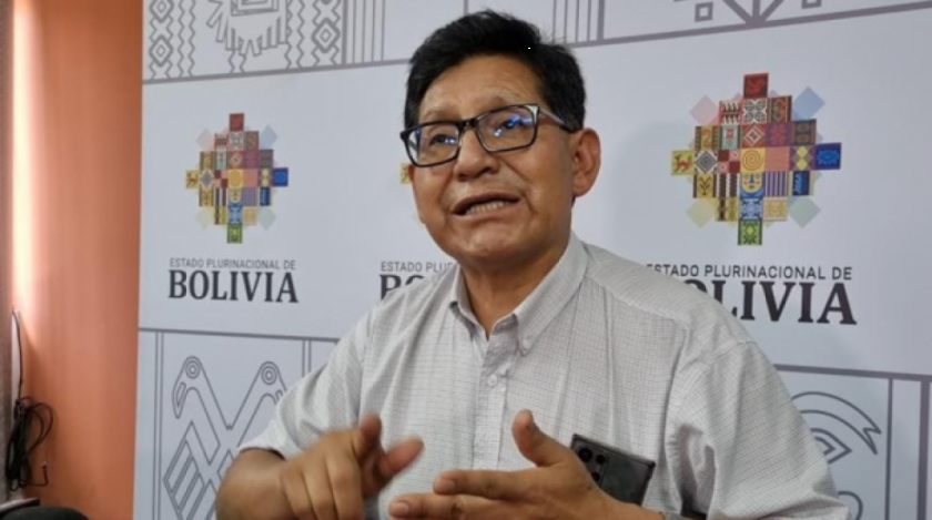 Ministro Pary dice que protesta de maestros tiene intereses políticos y pide deponer actitudes