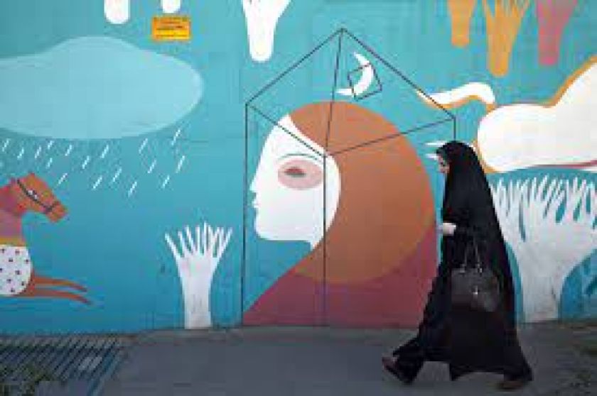 Irán ordena la detención de dos mujeres que no llevaban velo en una tienda