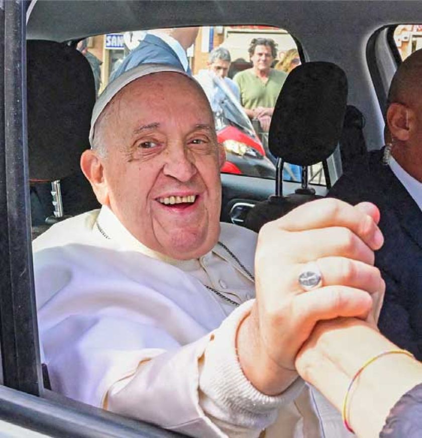 Papa Francisco salió del hospital luego de tres días