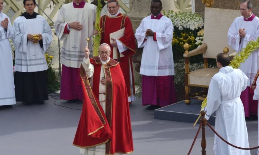 El Papa preside el Domingo de Ramos tras su hospitalización