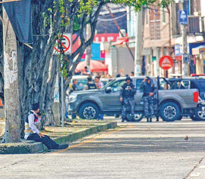 Ecuador autoriza porte de armas y se desata polémica 