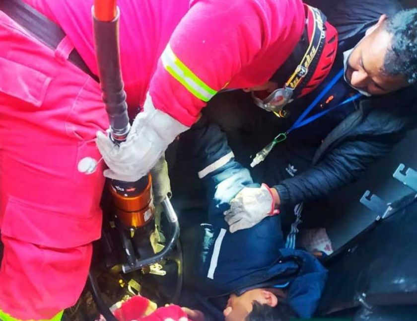 Bomberos rescatan a chofer atriccionado entre el volante