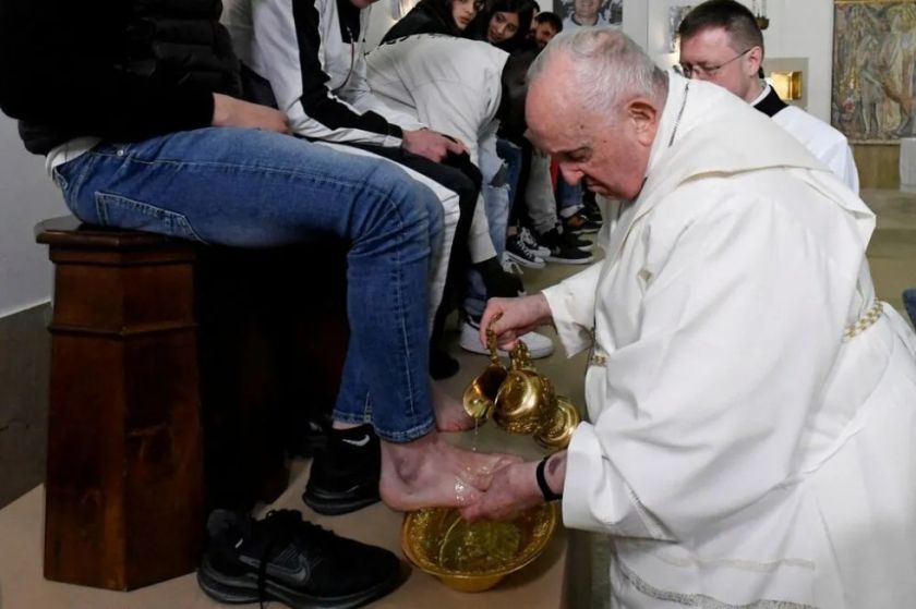 El Papa Francisco lava los pies de doce jóvenes presos el Jueves Santo