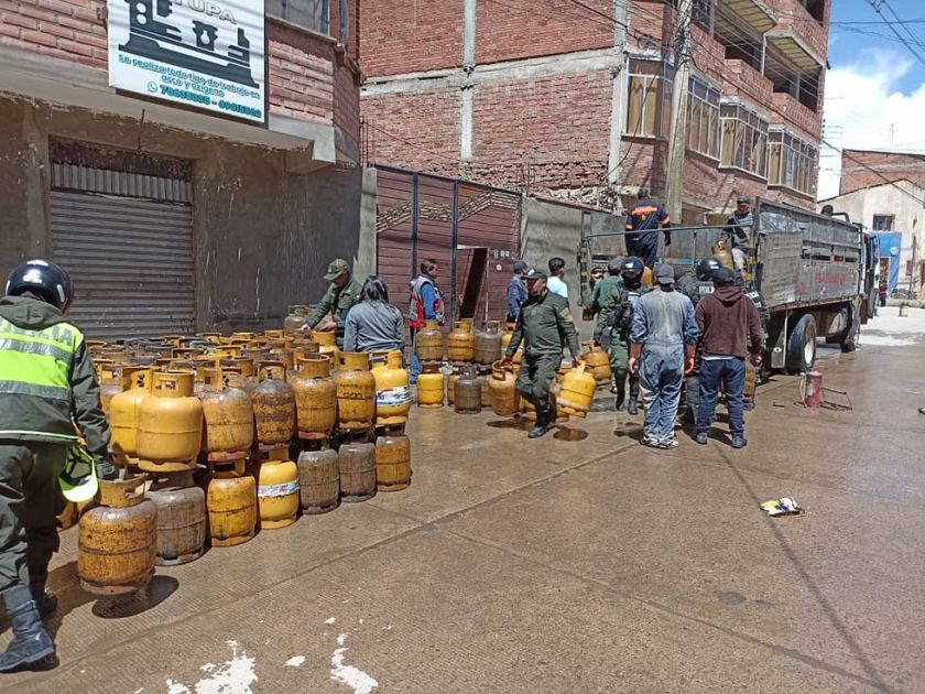 Chófer genera incendio en su camión cargado de gas