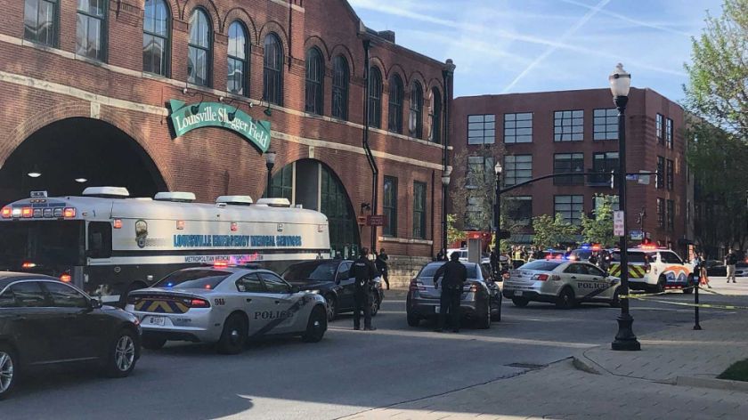 Reportan que hay cinco muertos en un tiroteo en el centro de la ciudad de Louisville, EE.UU.