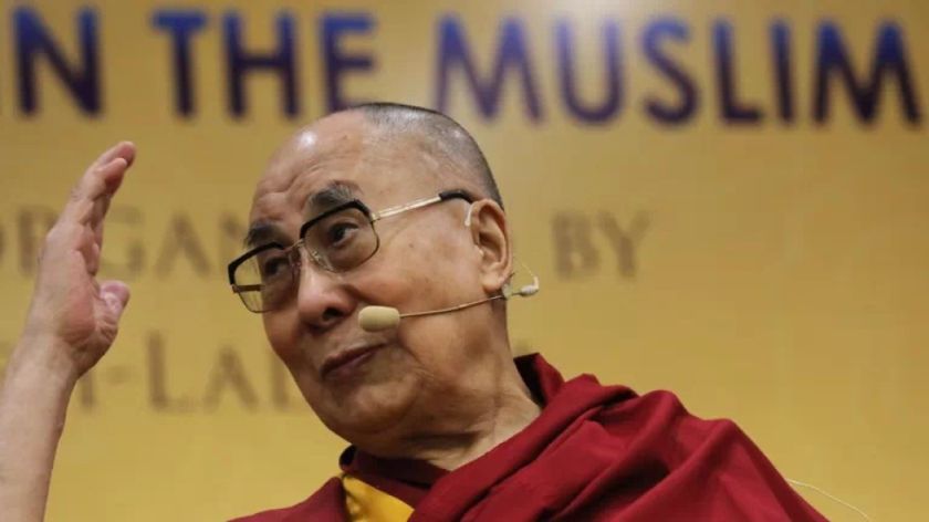 El dalái lama se disculpa tras pedir a un niño que "chupe su lengua"