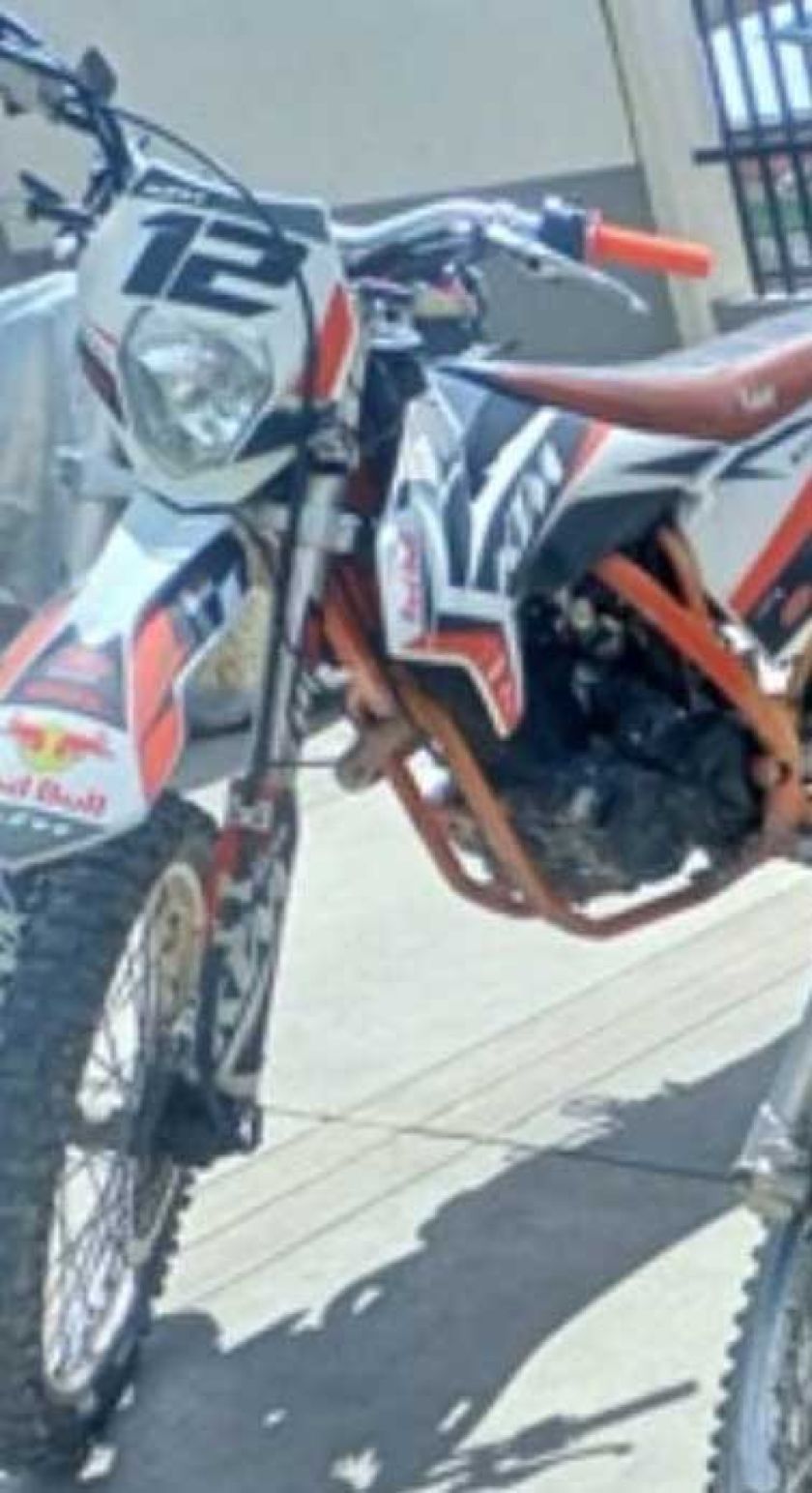 Aprehenden a tres personas acusadas de robar una moto