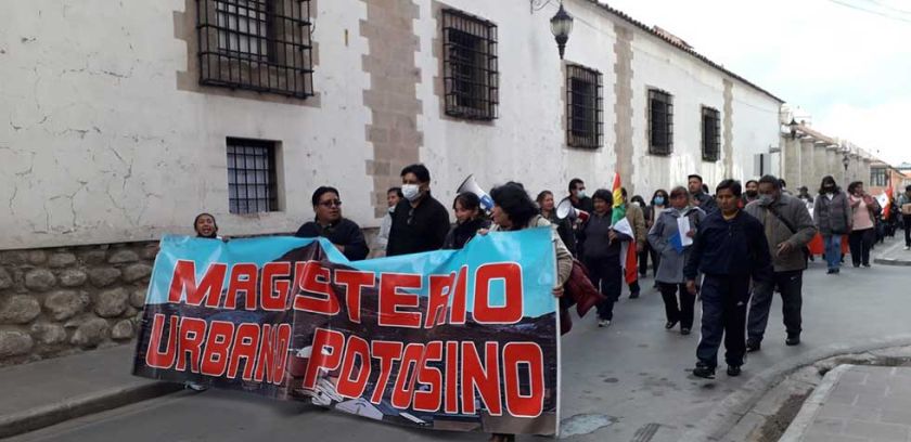 Magisterio urbano toma instituciones en Potosí