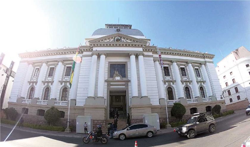 Ministro afirma que sigue el caso de cobro por fallo