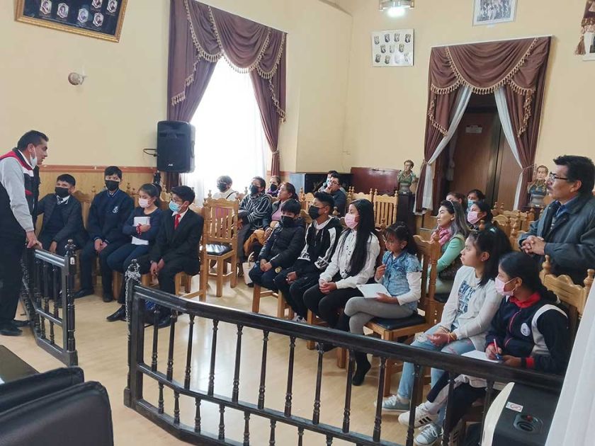 Niñas y niños buscan proponer mejoras en sesión en el Concejo