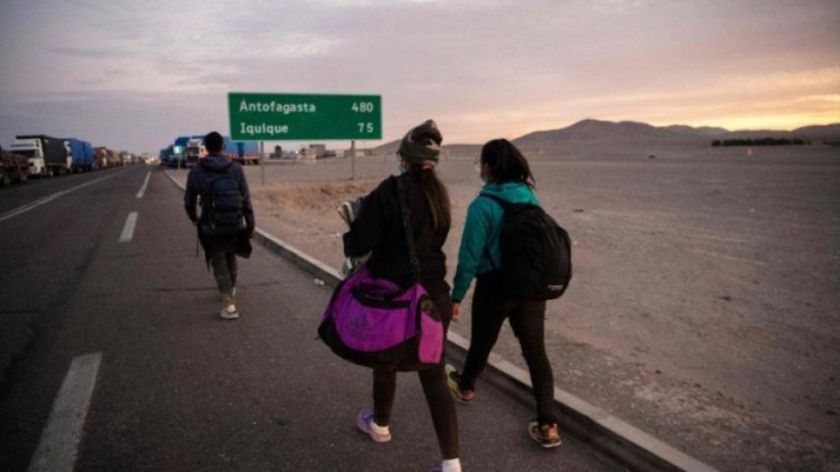 Más de 300 migrantes permanecen bloqueados en zona fronteriza de Chile y Bolivia