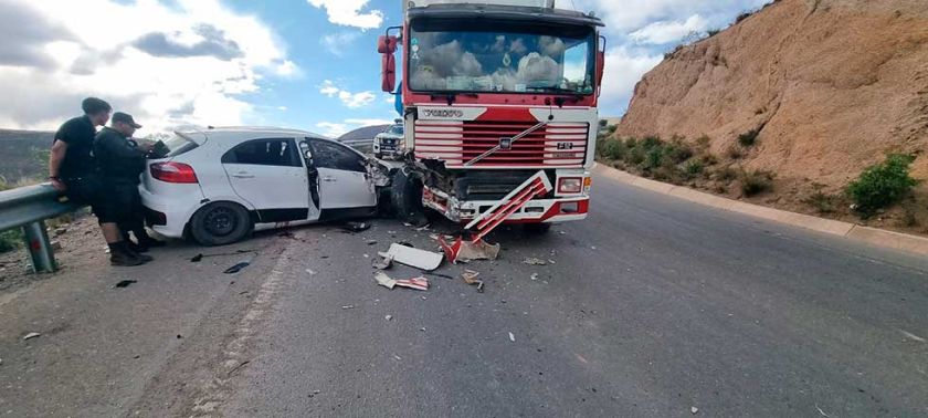 Posible invasión de carril causa choque frontal y deja un herido