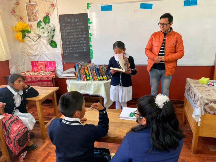 Biblioteca móvil llega a los estudiantes de municipios