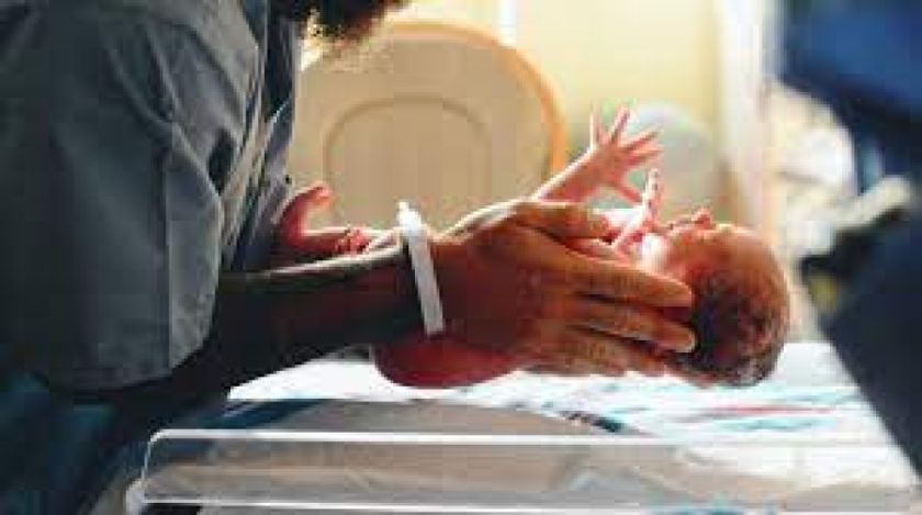 Italiana da a luz antes de extirparle gran masa tumoral en difícil operación