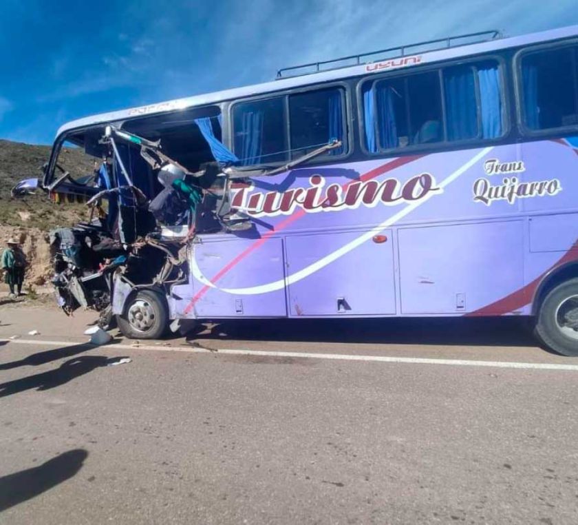 bus y tractocamión chocan y hay dos personas heridas