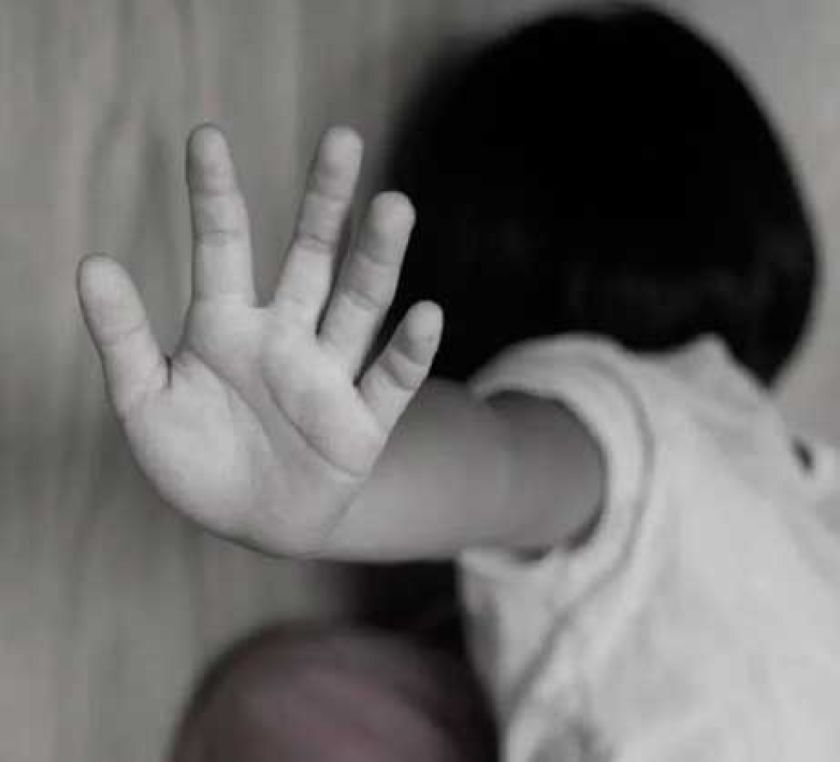 Aprehenden a una mujer por golpear a niño
