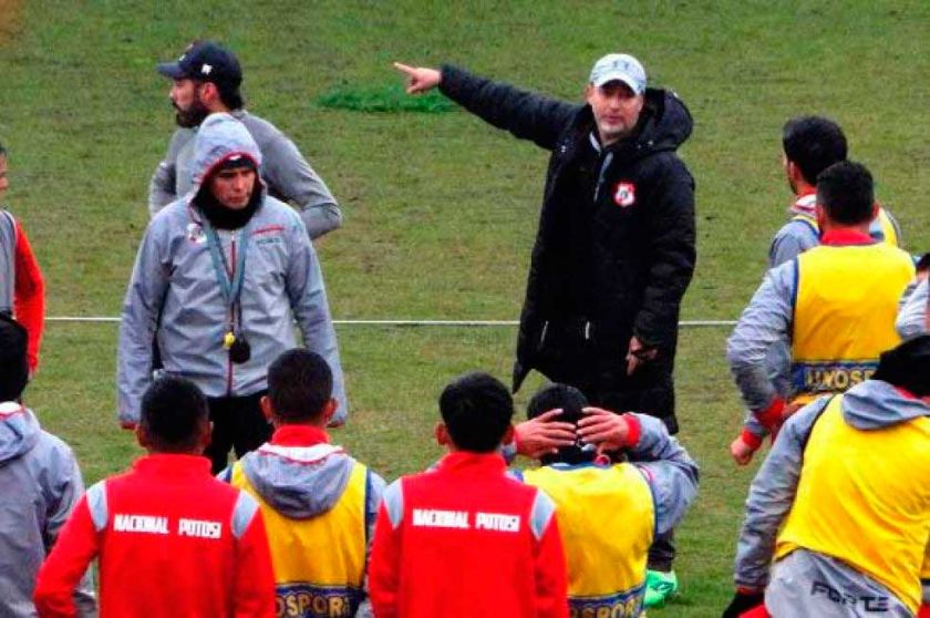 Robatto destaca la evolución futbolística que tiene el plantel  
