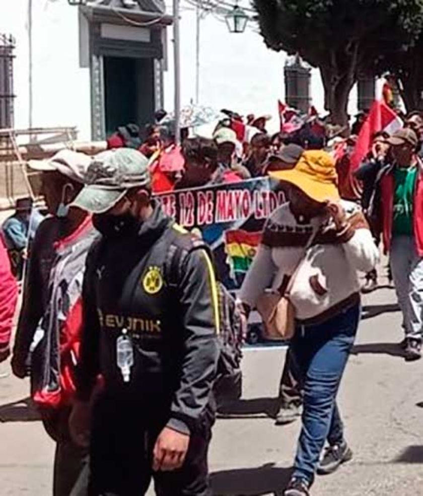 Comerciantes y médicos marchan contra las leyes
