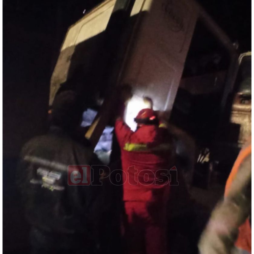 Chofer muere aplastado por la cabina de su camión en la avenida Canadá de Potosí