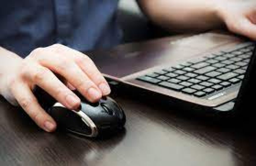 Detienen preventivamente a maestro que citaba a alumnas para pasar computación en Cotagaita