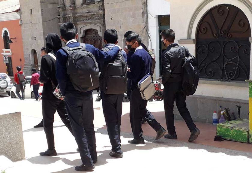 Piden no exigir uniforme y priorizar el abrigo de los estudiantes en Potosí