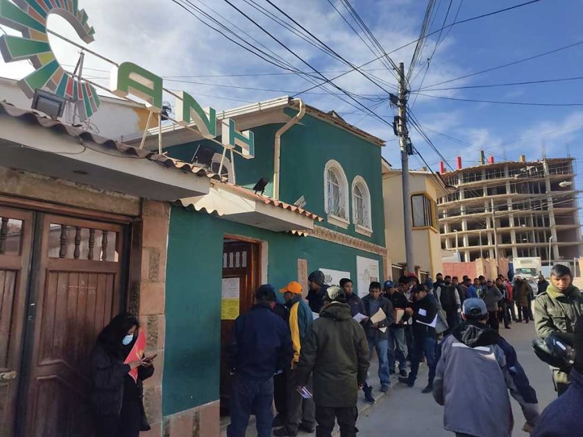 Choferes realizan fila para etiquetado para el B-SISA