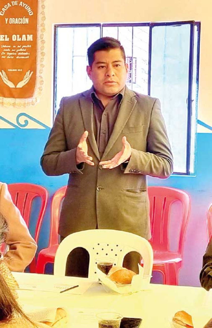 Se aleja director cuestionado por  cámara espía 