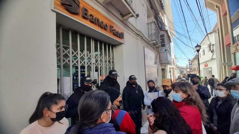 Ahorristas del Banco Fassil piden su dinero  en medio de angustia