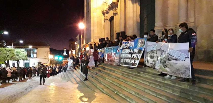 Maestros urbanos de Potosí marchan de nuevo esta noche por sus demandas