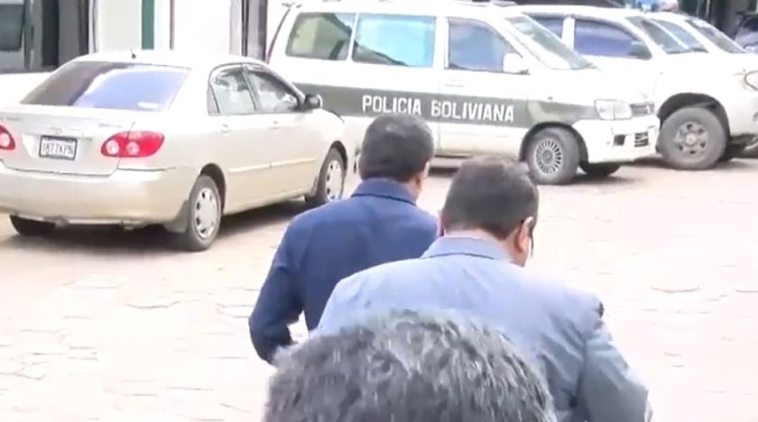La joven que accedió a crédito millonario de Banco Fassil está en el extranjero, declaró su papá