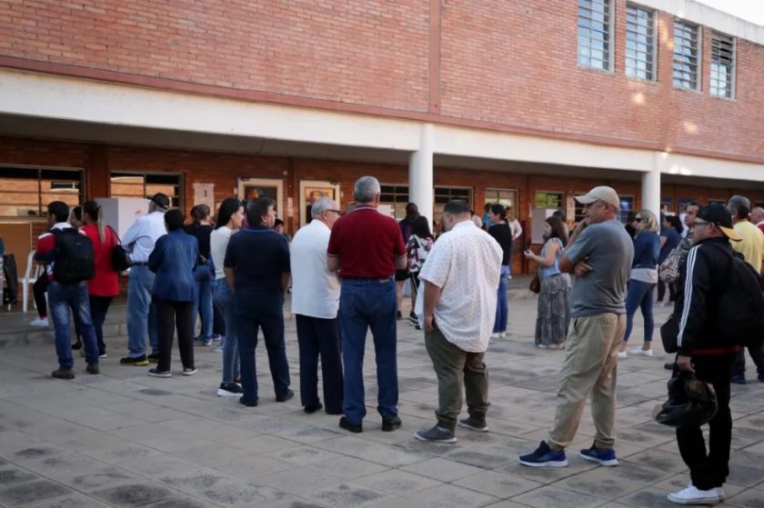 Gran afluencia y cruce de acusaciones en el arranque de la votación