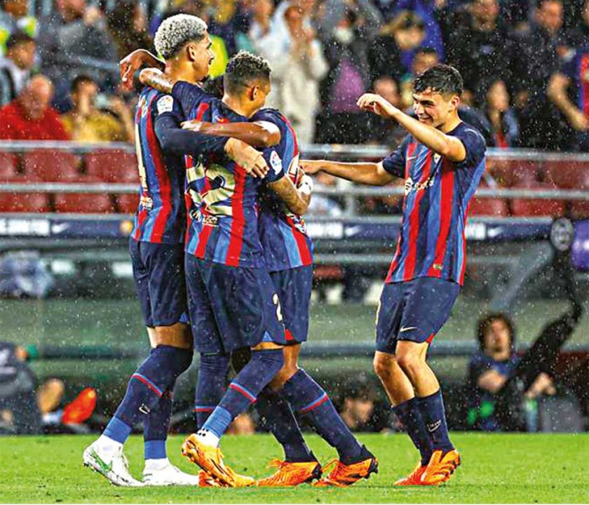 El Barcelona golea al Betis y se acerca al título en España
