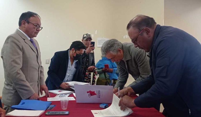 Los estudiantes de 13 municipios tendrán modernas computadoras