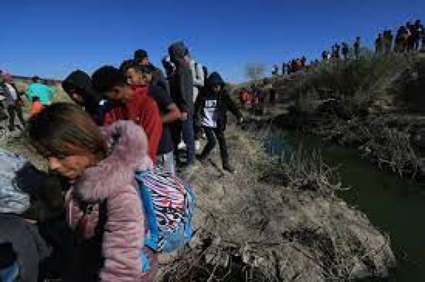 Un aumento de migrantes en EE.UU. podría frenar la inflación, según informe