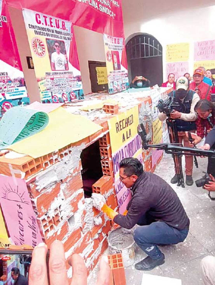 El Magisterio Urbano radicaliza medidas y tres dirigentes se tapian