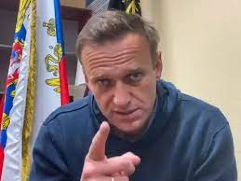 Navalni denuncia que le "torturan" con discursos de Putin