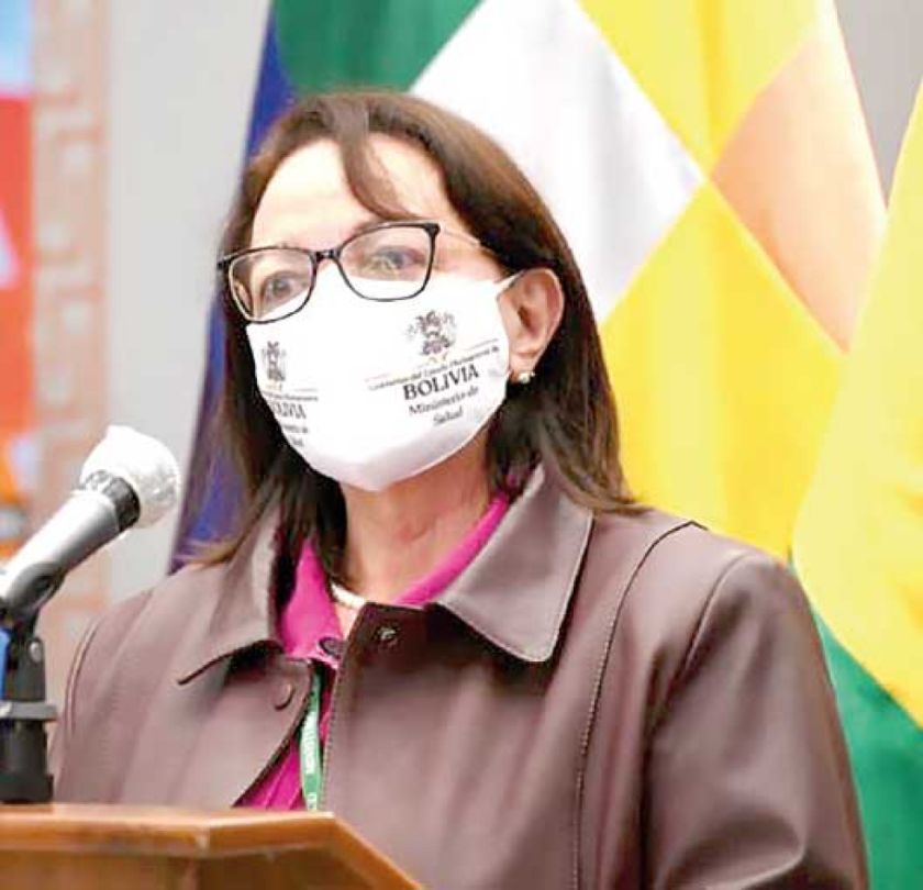Exministra Roca denuncia que no levantan su arraigo