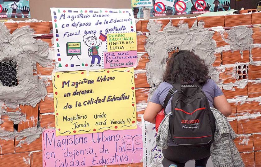La Paz: Maestros urbanos cumplen tres días tapiados