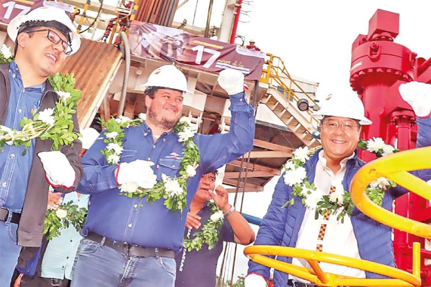 El pozo Yope-X1 comienza  a producir y Arce lo festeja 