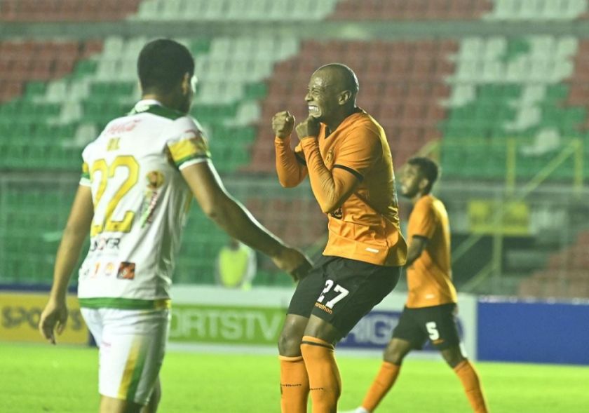 Correa conduce a Royal Pari al triunfo