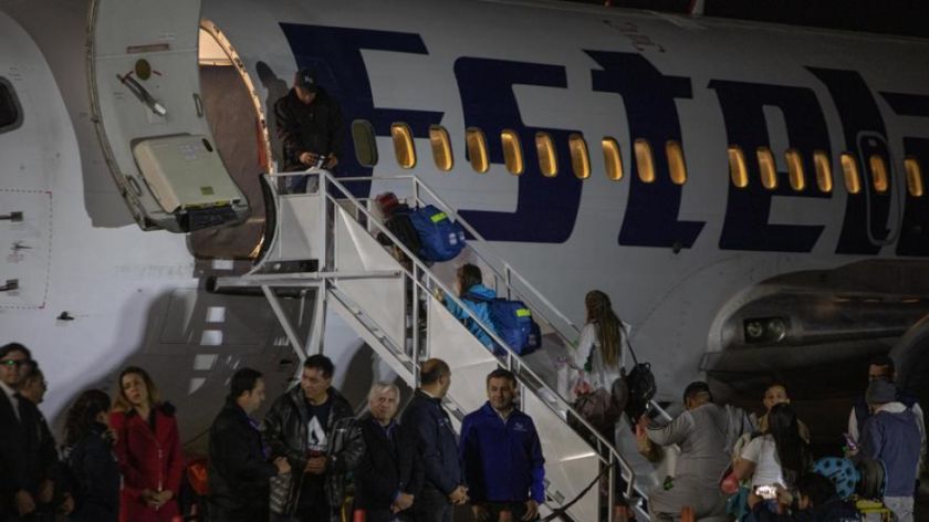 Boric dice que vuelo de repatriación a Venezuela es un "triunfo diplomático"