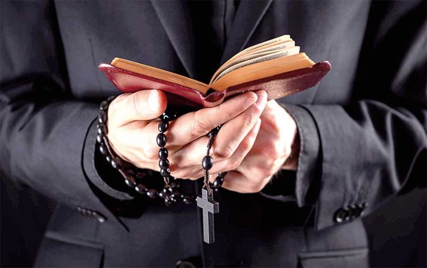 Una mujer denuncia a otro sacerdote y obispo plantea celibato opcional